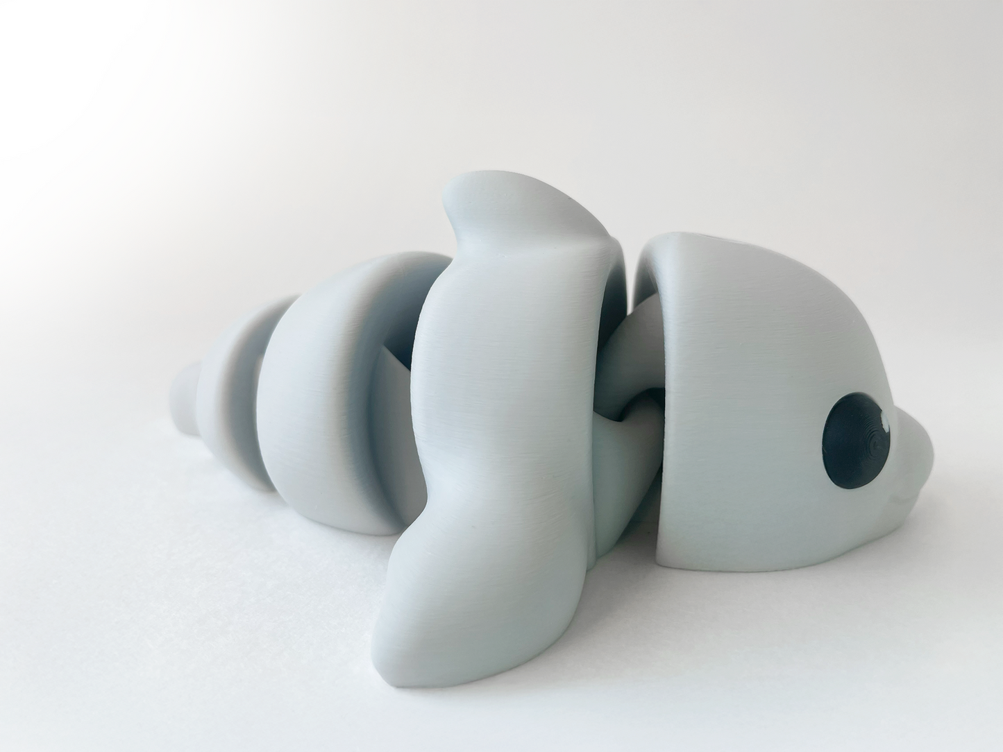 ZOU's Light Grey Dolphin Fidget Toy - Medium High-Quality 3D-Printed Articulated Buddy with Tiki-Taka Noise for Indoor and Outdoor Play Stress Relief