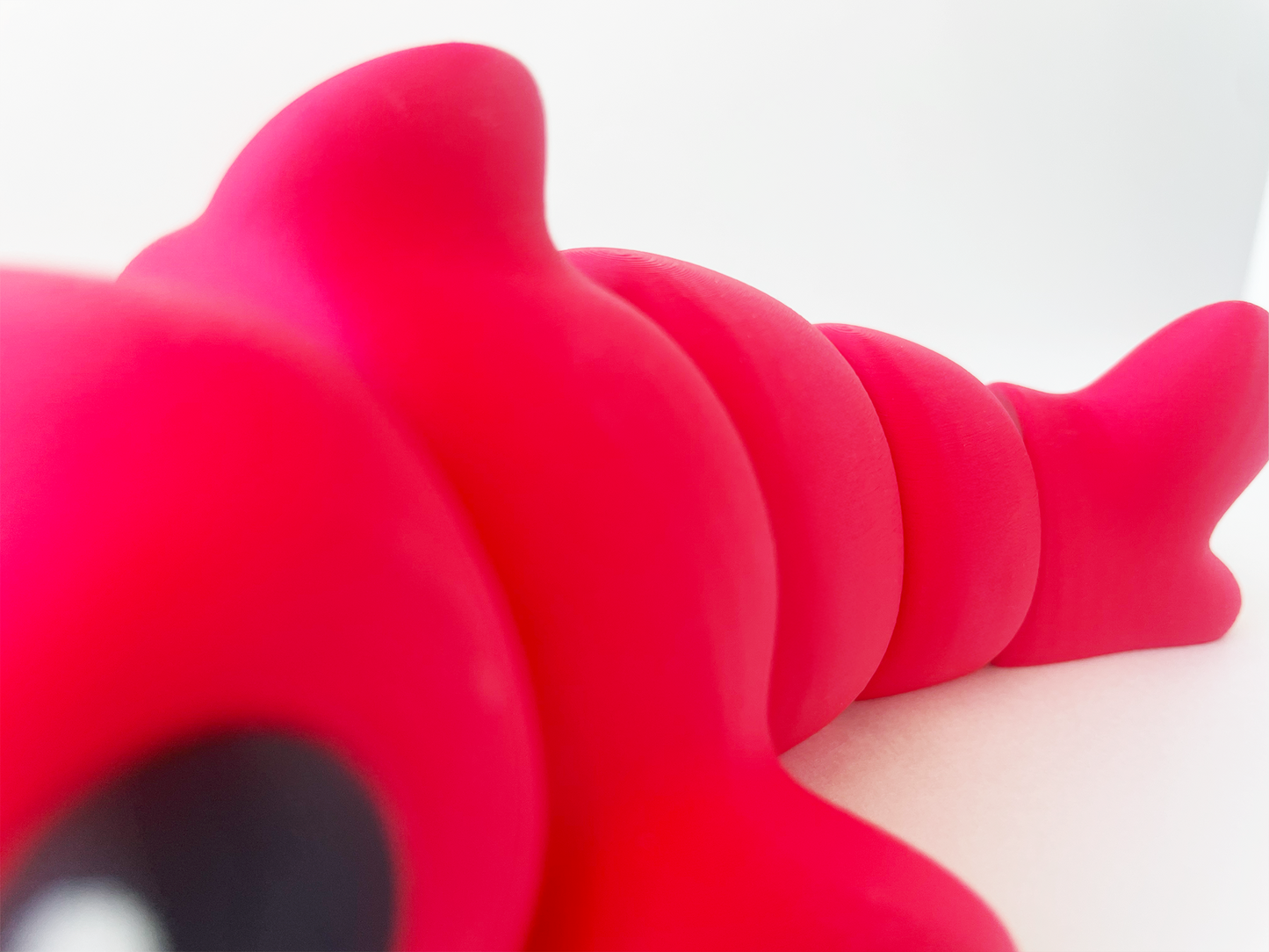 ZOU's Red Shark Fidget Toy - Medium High-Quality 3D-Printed Articulated Buddy with Tiki-Taka Noise for Indoor and Outdoor Play Stress Relief