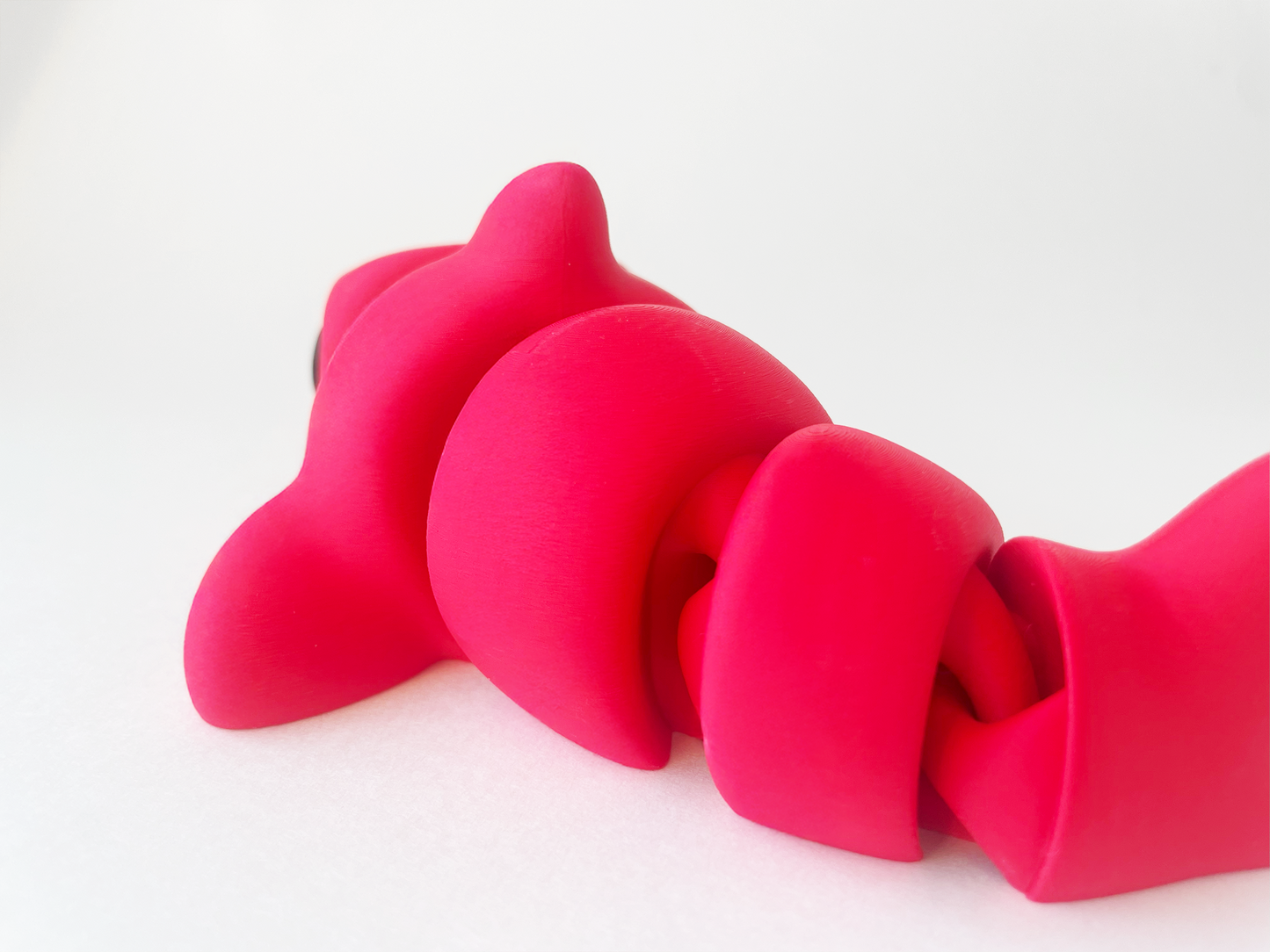 ZOU's Red Shark Fidget Toy - Medium High-Quality 3D-Printed Articulated Buddy with Tiki-Taka Noise for Indoor and Outdoor Play Stress Relief