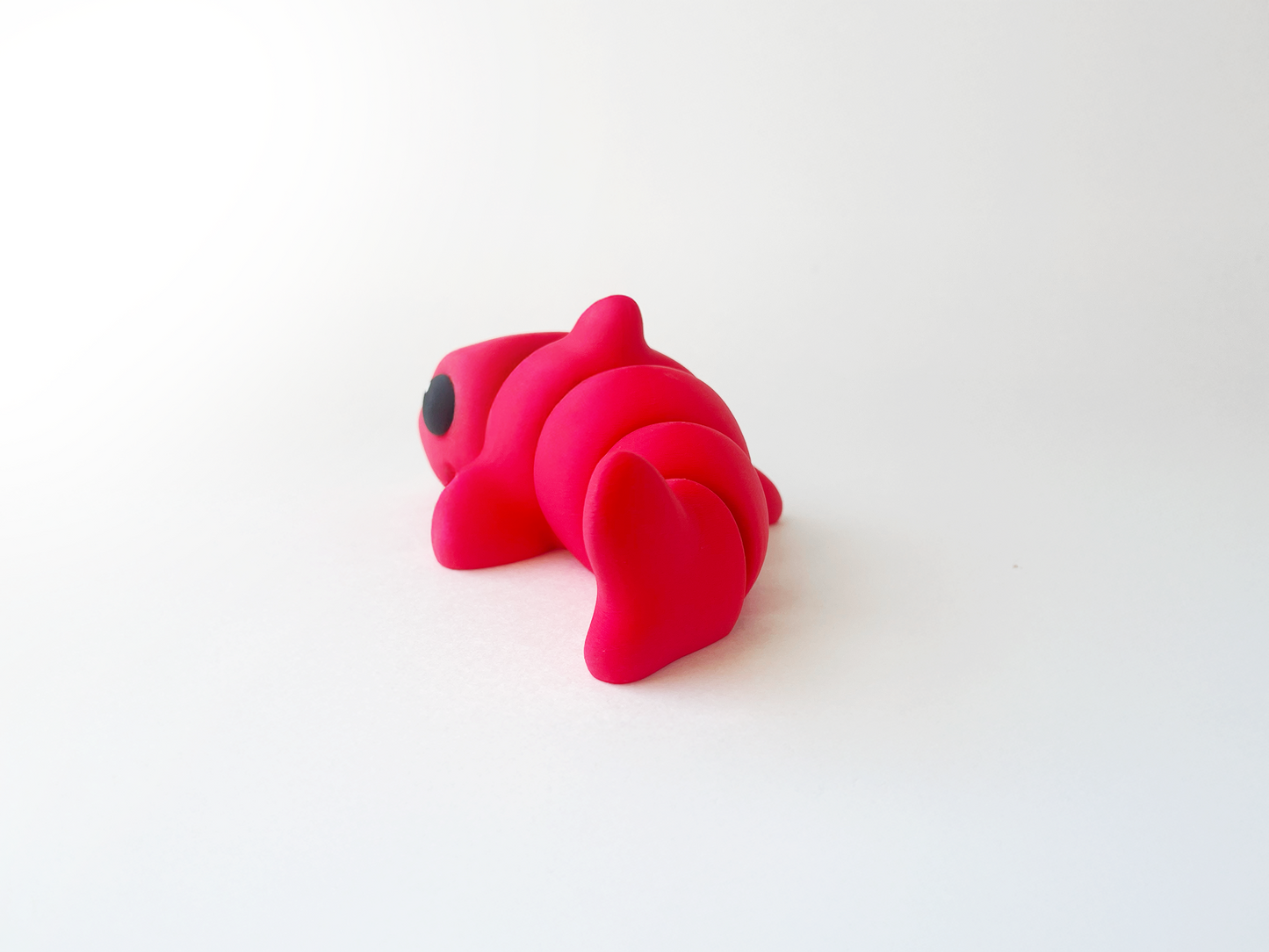 ZOU's Red Shark Fidget Toy - Medium High-Quality 3D-Printed Articulated Buddy with Tiki-Taka Noise for Indoor and Outdoor Play Stress Relief