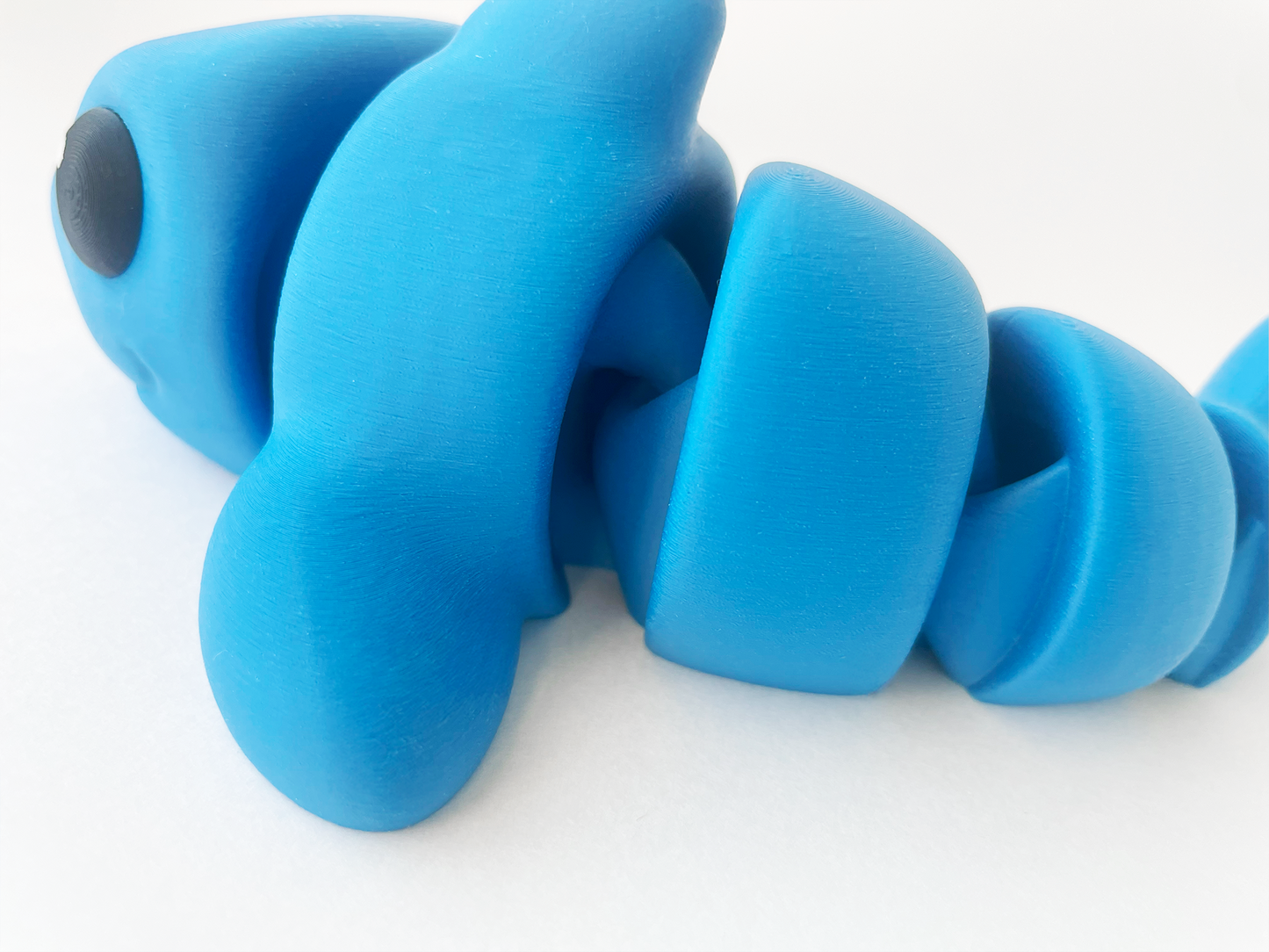 ZOU's Blue Shark Fidget Toy - Medium High-Quality 3D-Printed Articulated Buddy with Tiki-Taka Noise for Indoor and Outdoor Play Stress Relief