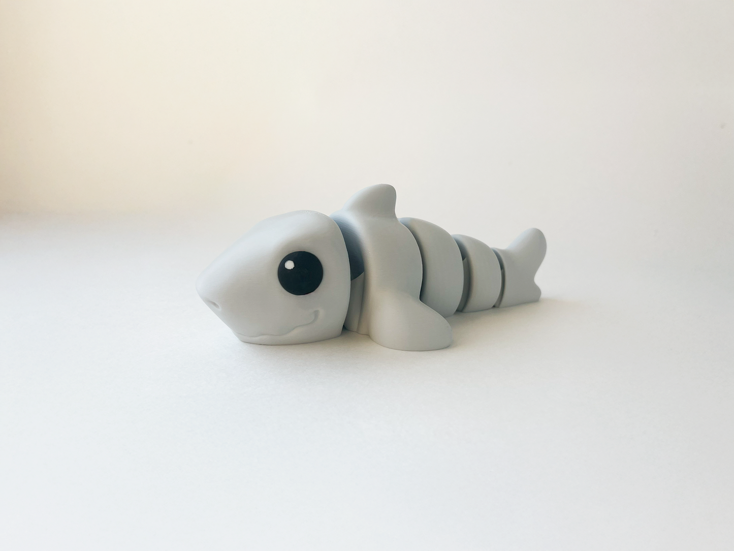 ZOU's Light Grey Shark Fidget Toy - Medium High-Quality 3D-Printed Articulated Buddy with Tiki-Taka Noise for Indoor and Outdoor Play Stress Relief
