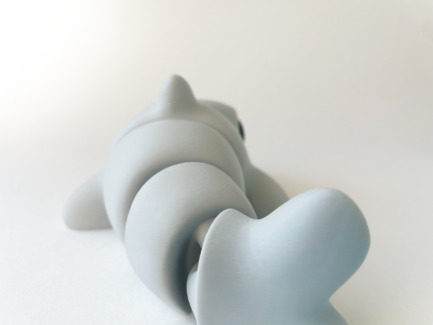 ZOU's Light Grey Shark Fidget Toy - Medium High-Quality 3D-Printed Articulated Buddy with Tiki-Taka Noise for Indoor and Outdoor Play Stress Relief