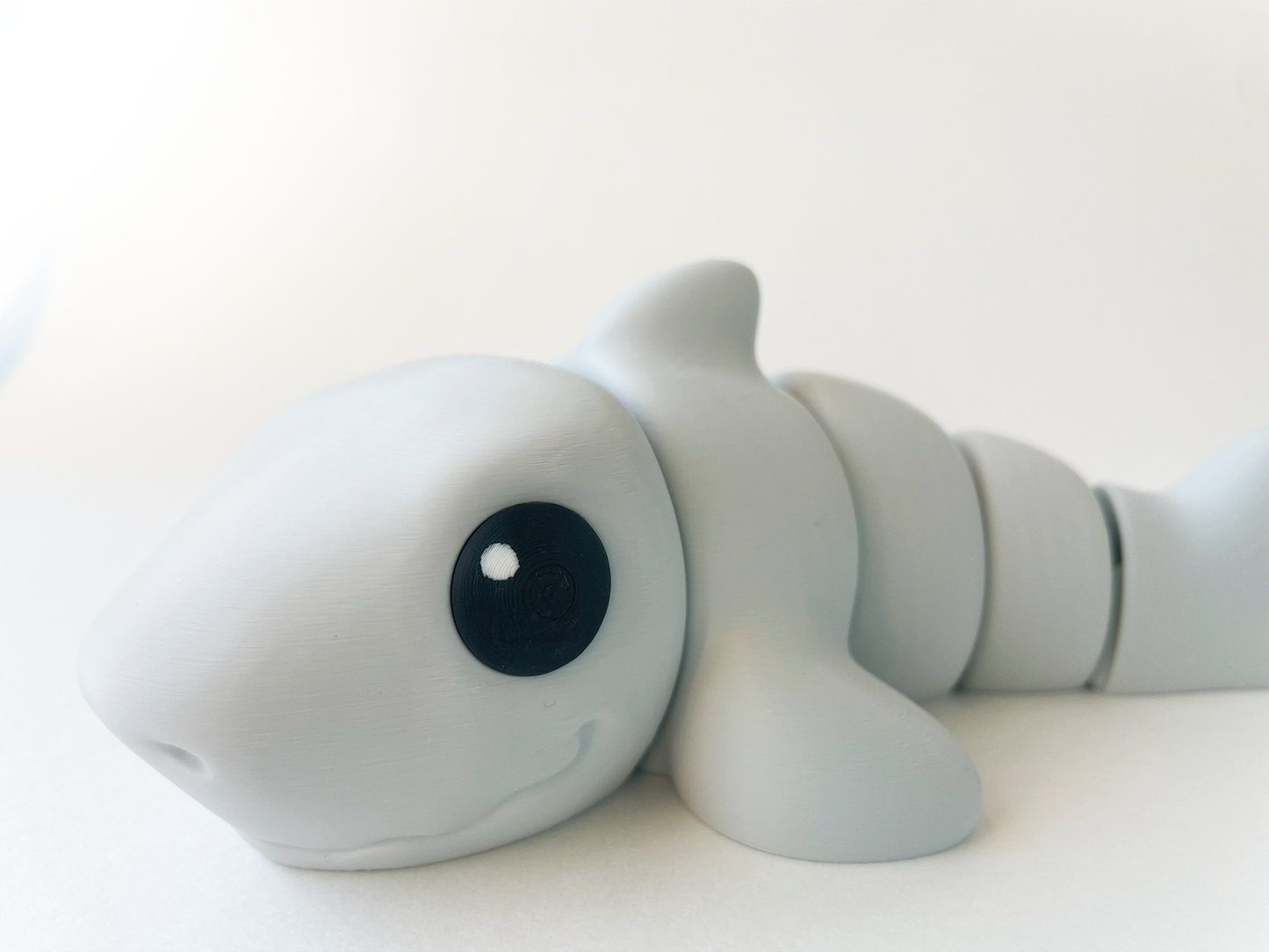 ZOU's Light Grey Shark Fidget Toy - Medium High-Quality 3D-Printed Articulated Buddy with Tiki-Taka Noise for Indoor and Outdoor Play Stress Relief