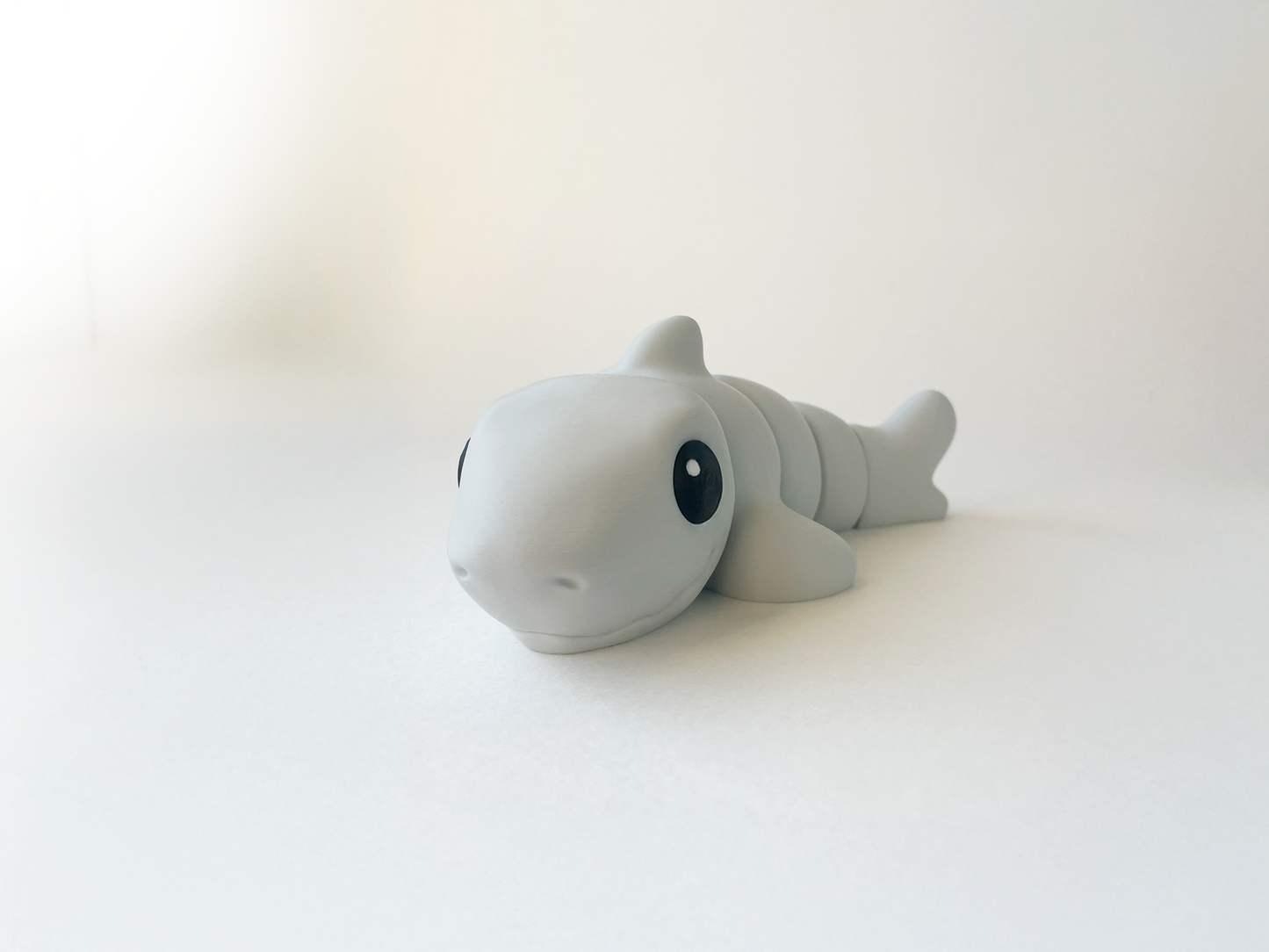 ZOU's Light Grey Shark Fidget Toy - Medium High-Quality 3D-Printed Articulated Buddy with Tiki-Taka Noise for Indoor and Outdoor Play Stress Relief