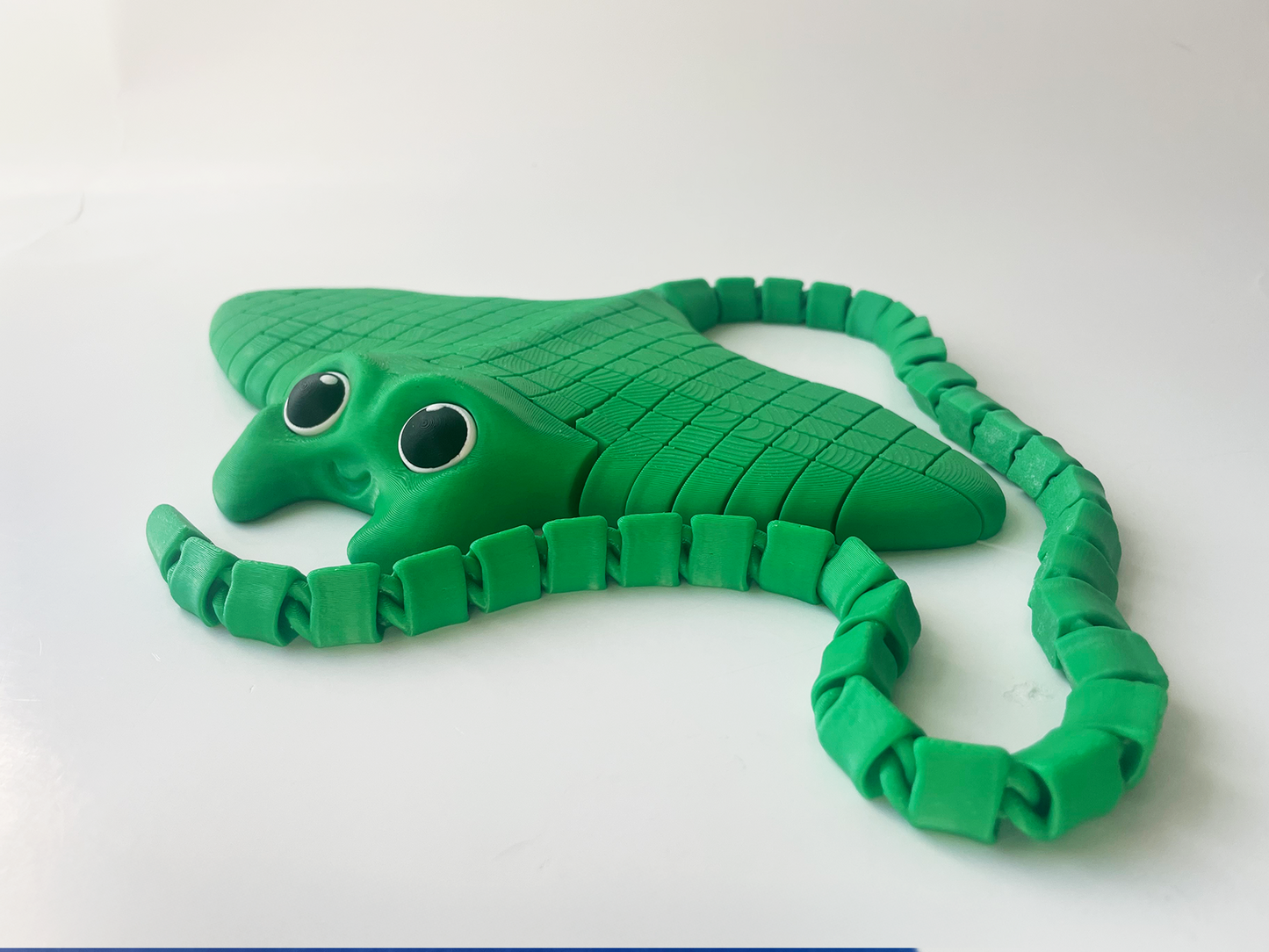 Tom's Big Green Manta Ray Fidget Toy - High-Quality 3D-Printed Articulated Manta Ray with Tiki-Taka Noise for Indoor and Outdoor Play Stress Relief