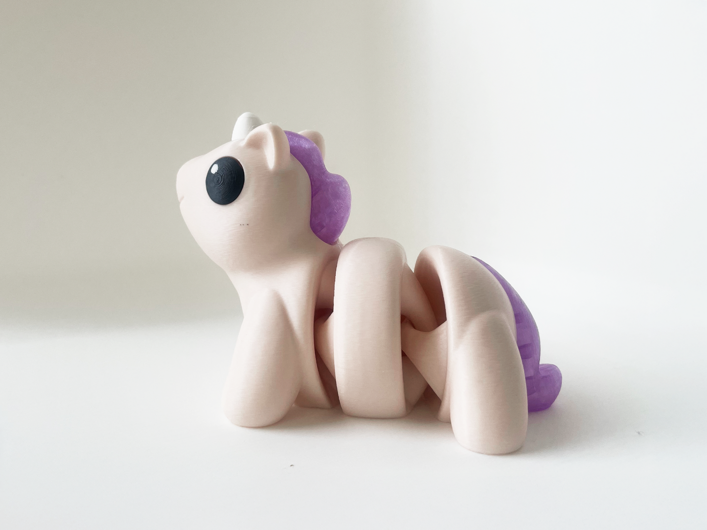 ZOU's Baby Beige Unicorn Fidget Toy - High-Quality 3D-Printed Articulated Unicorn with Tiki-Taka Noise for Indoor and Outdoor Play & Stress Relief