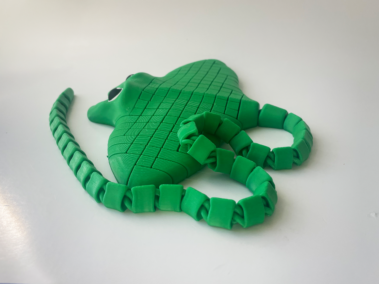 Tom's Big Green Manta Ray Fidget Toy - High-Quality 3D-Printed Articulated Manta Ray with Tiki-Taka Noise for Indoor and Outdoor Play Stress Relief