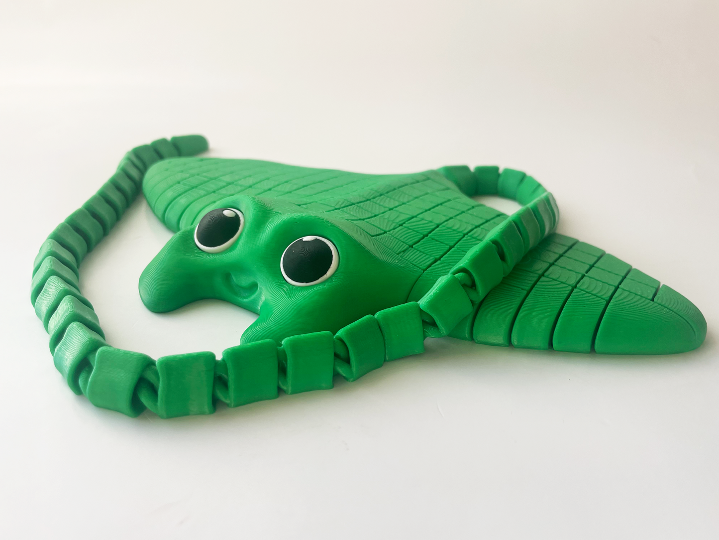 Tom's Big Green Manta Ray Fidget Toy - High-Quality 3D-Printed Articulated Manta Ray with Tiki-Taka Noise for Indoor and Outdoor Play Stress Relief