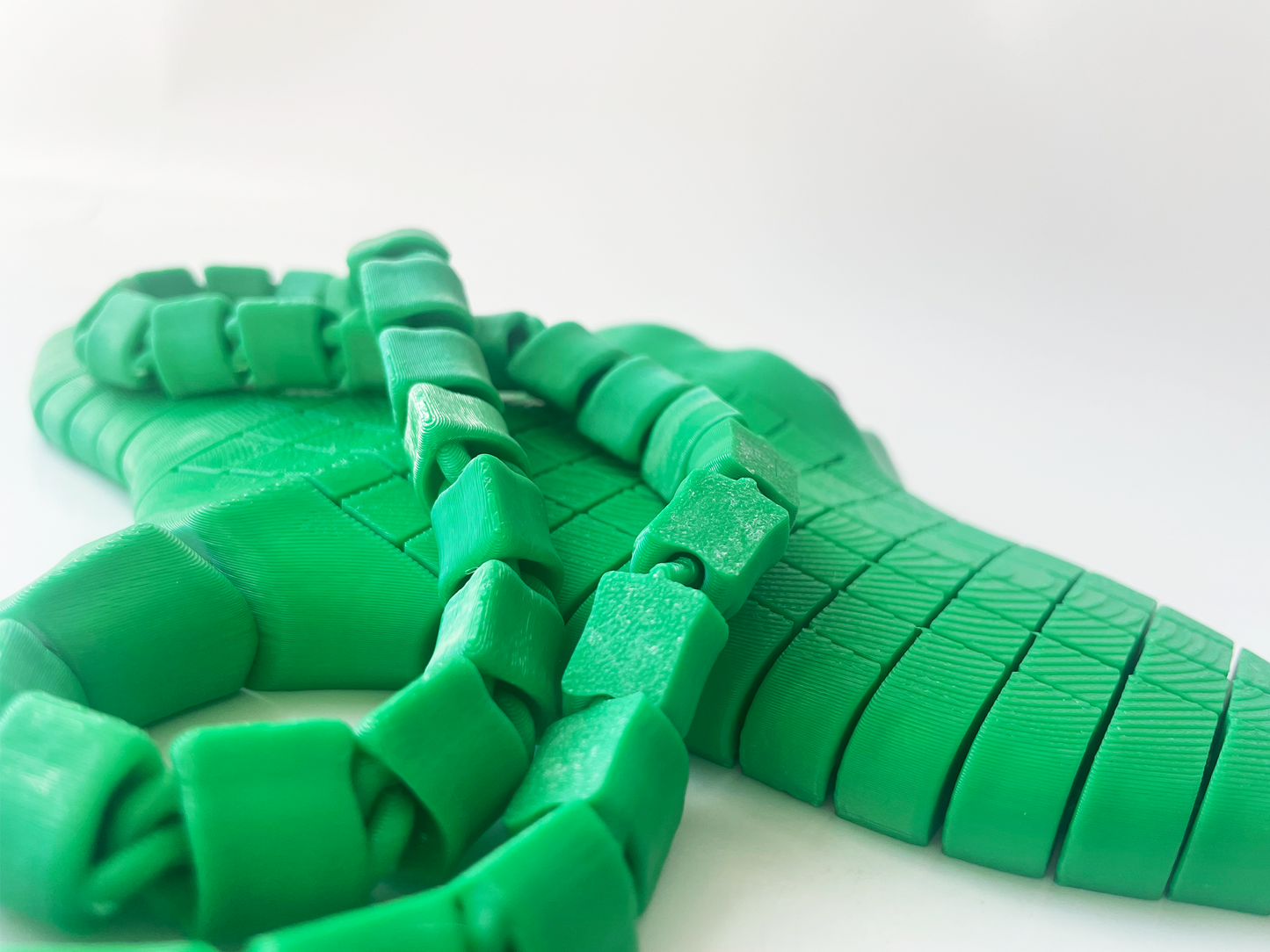 Tom's Big Green Manta Ray Fidget Toy - High-Quality 3D-Printed Articulated Manta Ray with Tiki-Taka Noise for Indoor and Outdoor Play Stress Relief