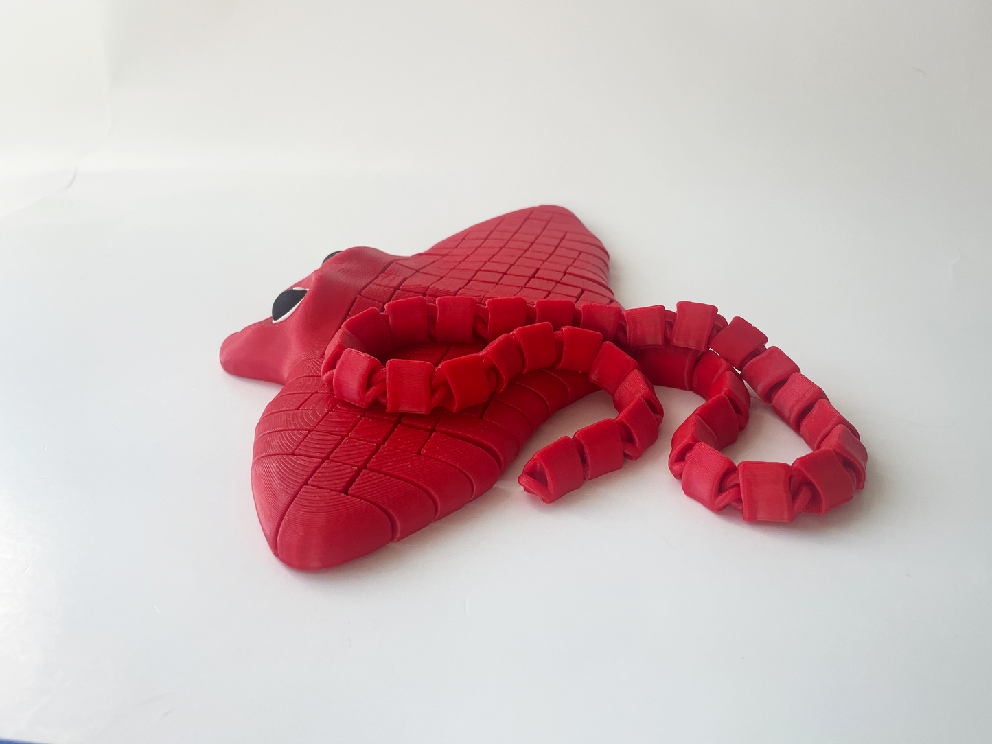 Tom's Big Red Manta Ray Fidget Toy - High-Quality 3D-Printed Articulated Manta Ray with Tiki-Taka Noise for Indoor and Outdoor Play Stress Relief
